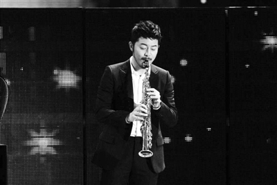 冯绍峰央视元宵晚会演唱《月亮代表我的心》