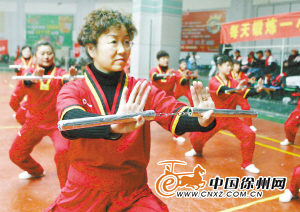 徐州老年体协女子双节棍队全省夺冠