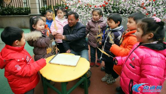 民间艺人走进幼儿园 南通宝宝现场学糖画