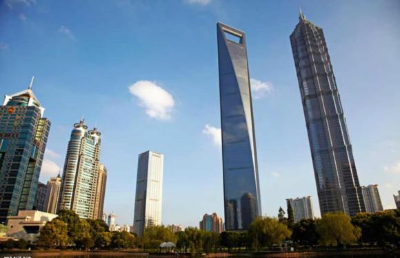 上海中心与环球金融中心间现<em>一指</em>厚地裂