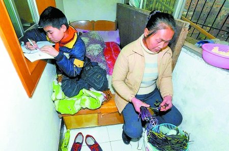 重庆13岁男孩父母双亡 捡瓶子自挣手术费