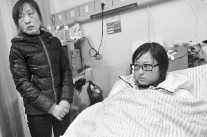 女孩患怪病 镇江爱心车队把捐款送到南京
