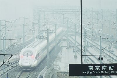 大雾笼罩南京南站 22日多趟高铁延误