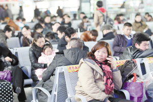 大雾致高铁列车晚点 徐州东站数百旅客滞行