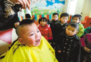 二月二剪龙头 幼儿园组织为小朋友理发