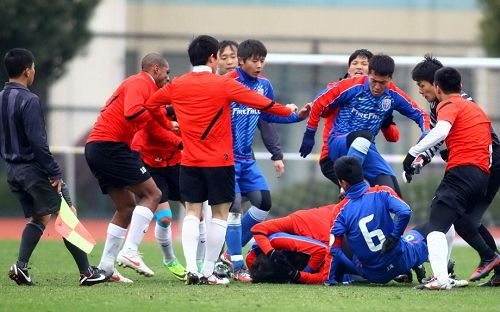 上海两中超球队教学赛起冲突 斗殴持续3分钟