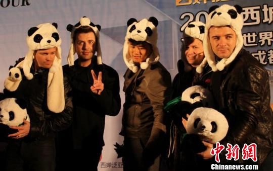 西城男孩与大熊猫亲密接触 张杰成都见偶像
