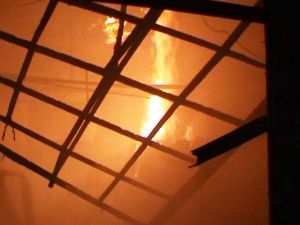 江都家具厂发生火灾 烧毁5间仓库无人员伤亡