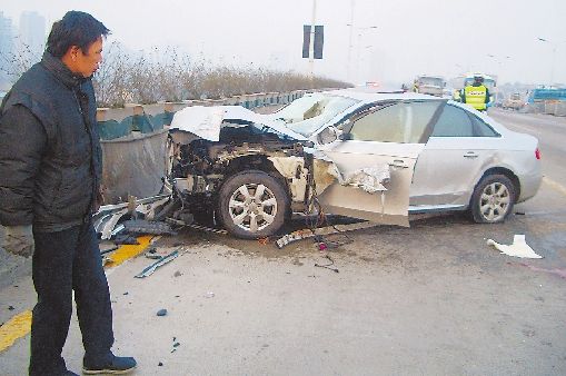 奥迪车蹊跷失控来回撞护栏 年轻女司机身亡