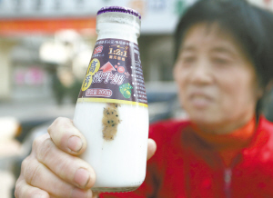 卫岗酸奶内发现异物 徐州消费者索赔一万