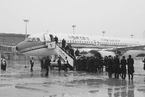 扬州泰州机场迎来第一架客机 试飞获成功