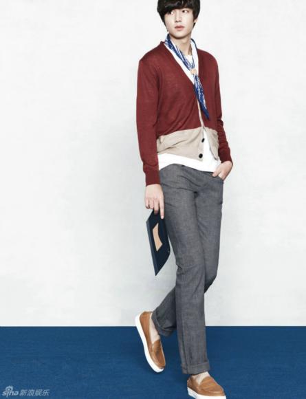 李敏镐穿<em>短裤</em>清爽随性 十足大<em>男孩</em>模样