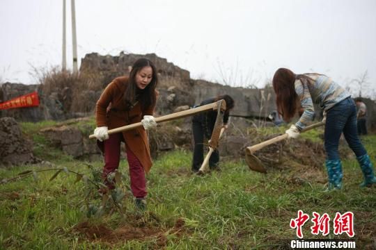 重庆司法干警赴最穷乡村帮农民干农活