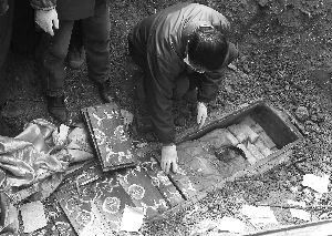 南京惊现百年不<em>腐女</em>尸 街道首次为其开证明