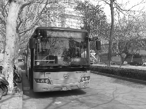 镇江公交车开上高速 载客人数引争议
