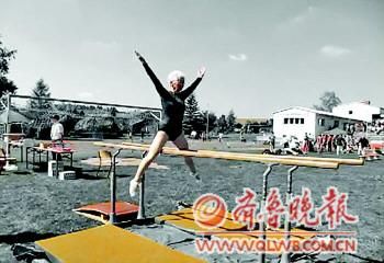 86岁高龄的德国老奶奶参加体操世界杯