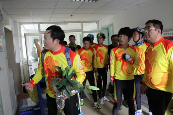 姜堰单车发烧友骑200公里南京探望血癌女孩