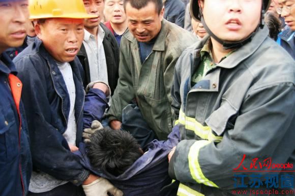 泰州一酒店洗浴中心包房失火4人被困