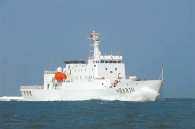 中国最先进渔政船抵黄岩岛执法