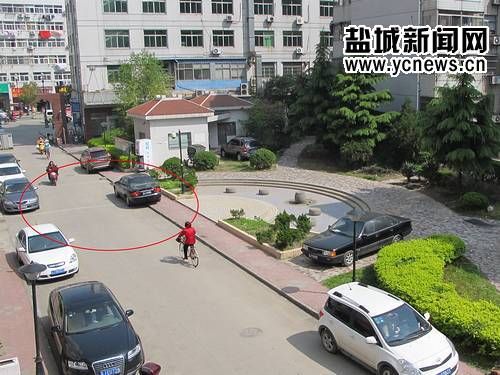 小区车辆占用通道 2起火灾消防车均无法进入