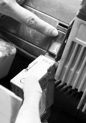 南京突击夜查8辆渣土车 4辆车载gps被改装