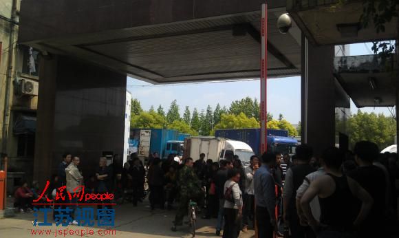 南京一国企改制十年未发房补 公司大门遭堵