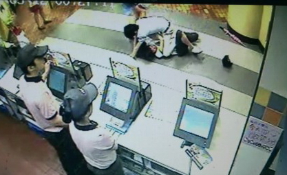 网传两疑似韩国男子在快餐店殴打中国女孩