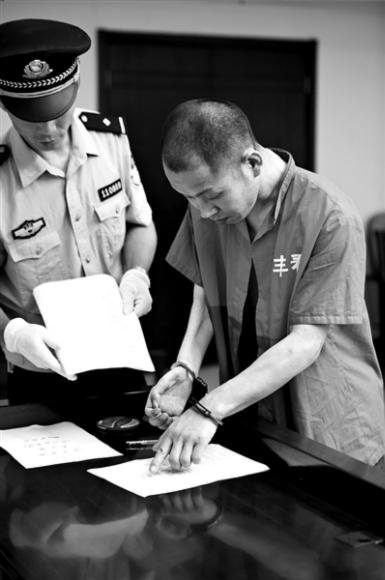 北京一商贩卖偷拍表被控非法销售间谍器材