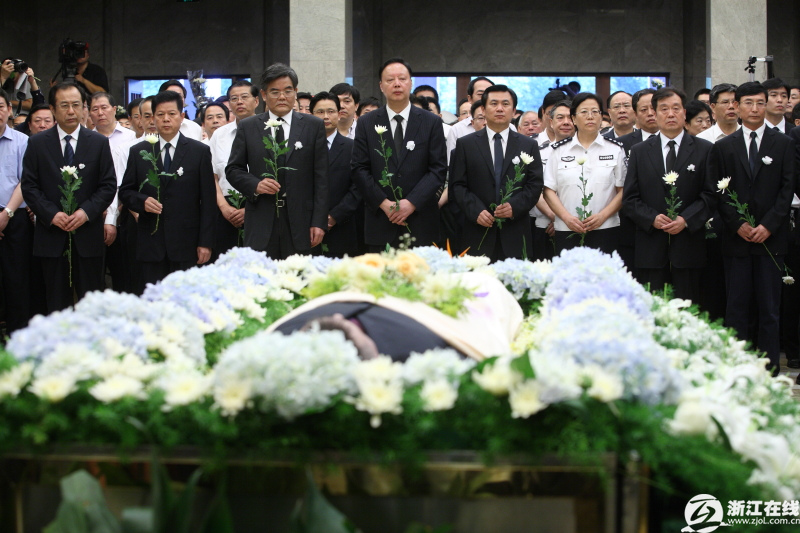 高清:吴斌追悼会在杭州市殡仪馆举行
