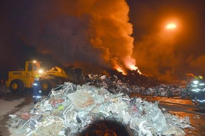 连云一公司百余吨废钢起火 未造成人员伤亡
