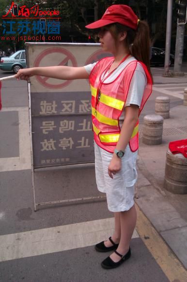 南京一大学生毕业三年没工作 路口指挥交通