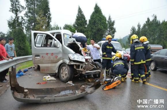 四川巴中发生车祸7人被困 路人自发救援