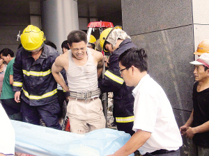 镇江一工地发生事故 女子坠井致腿部骨折