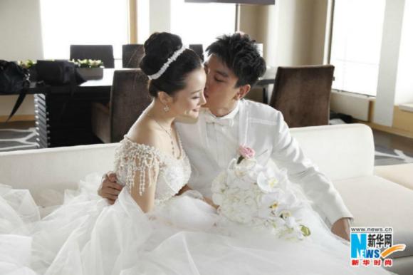 李小璐大婚婚纱价值7位数 后背全裸