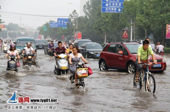 连云港城区80%积水55万人受灾 各方全力排涝