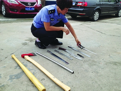 南京一犯罪团伙拿坏手机故意撞人敲诈被抓