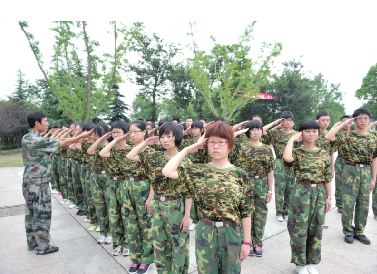 昆山9所学校4000多名新生军训开训
