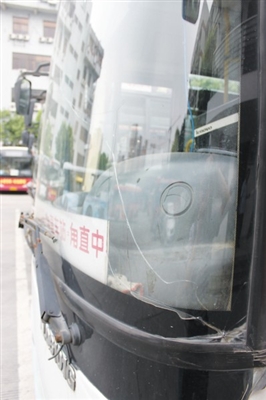 苏州多辆18路公交车带伤上路 乘客担忧