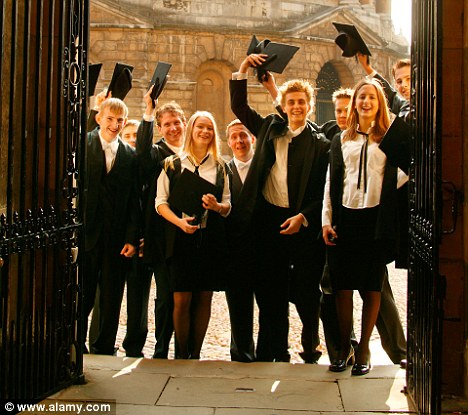 英国牛津大学着装规定:男生可穿丝袜或短裙