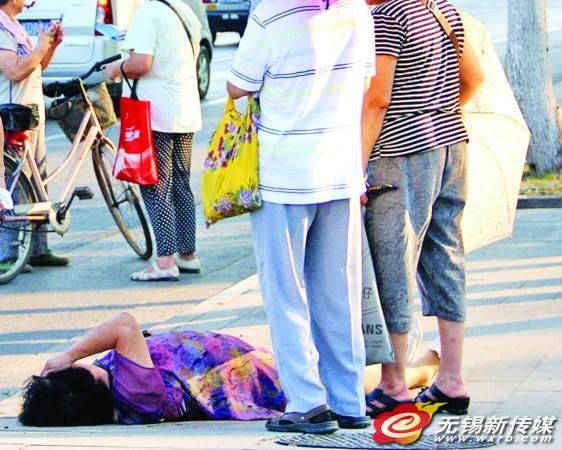 无锡惠山森林公园一女子热晕 众人打伞相助