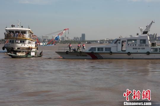 南京轮船上一乘客轻生 船上2位人员跳江营救