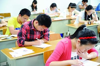 江苏1.8万人竞逐司法考试 3500人临阵退却