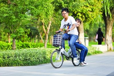 南京小伙每天骑车送女友上下班 网友热捧