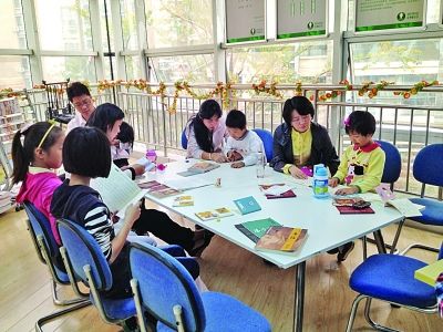 南京一小区办 国学班 四岁儿童学《易经》