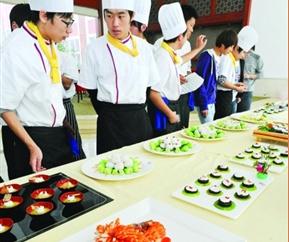 苏州中青年烹饪大赛举行 40余厨师激烈比拼