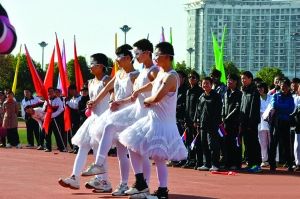 创意运动会 四小天鹅惊艳亮相; 江宁高中运动会 "四小天鹅"惊艳开幕式