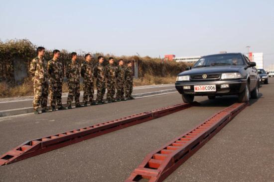 江苏49名边防警官凭地方驾照换领部队驾照