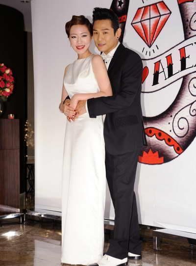 50岁杜德伟台湾补办婚宴 盼与老婆多生几胎