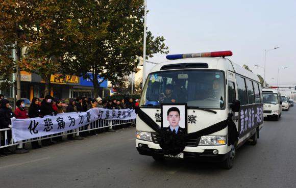 徐州为24岁牺牲警察黄升举办追悼会