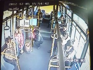 常州一女子公交车上为孩子把尿引乘客反感